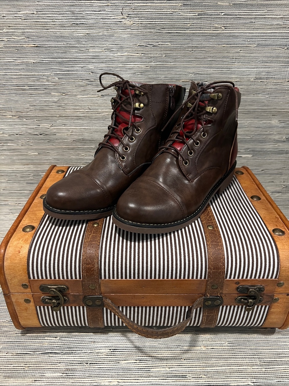 Source Unknown Men's Dark Brown Leather Lace-Up Boots with Red Accents